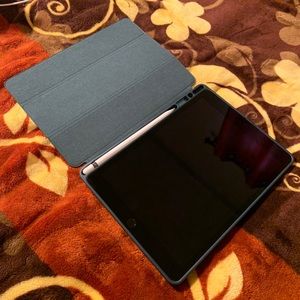 Apple iPad 7th generation with Apple Pencil and case. In great condition! 32 GB
